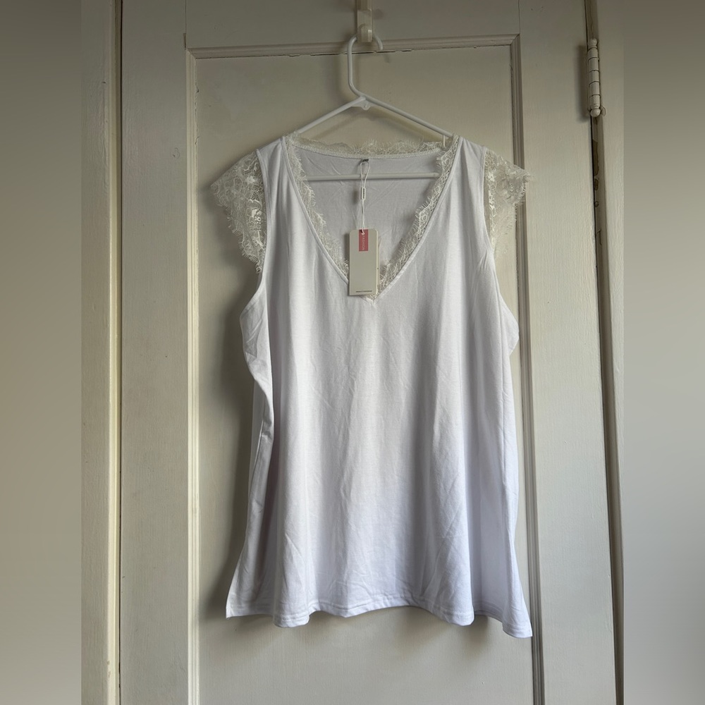 NWT!! Women’s Xieerduo white blouse - Size 2XL